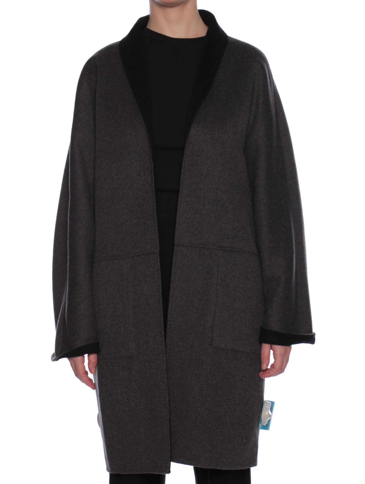 Manila Grace, Cappotto