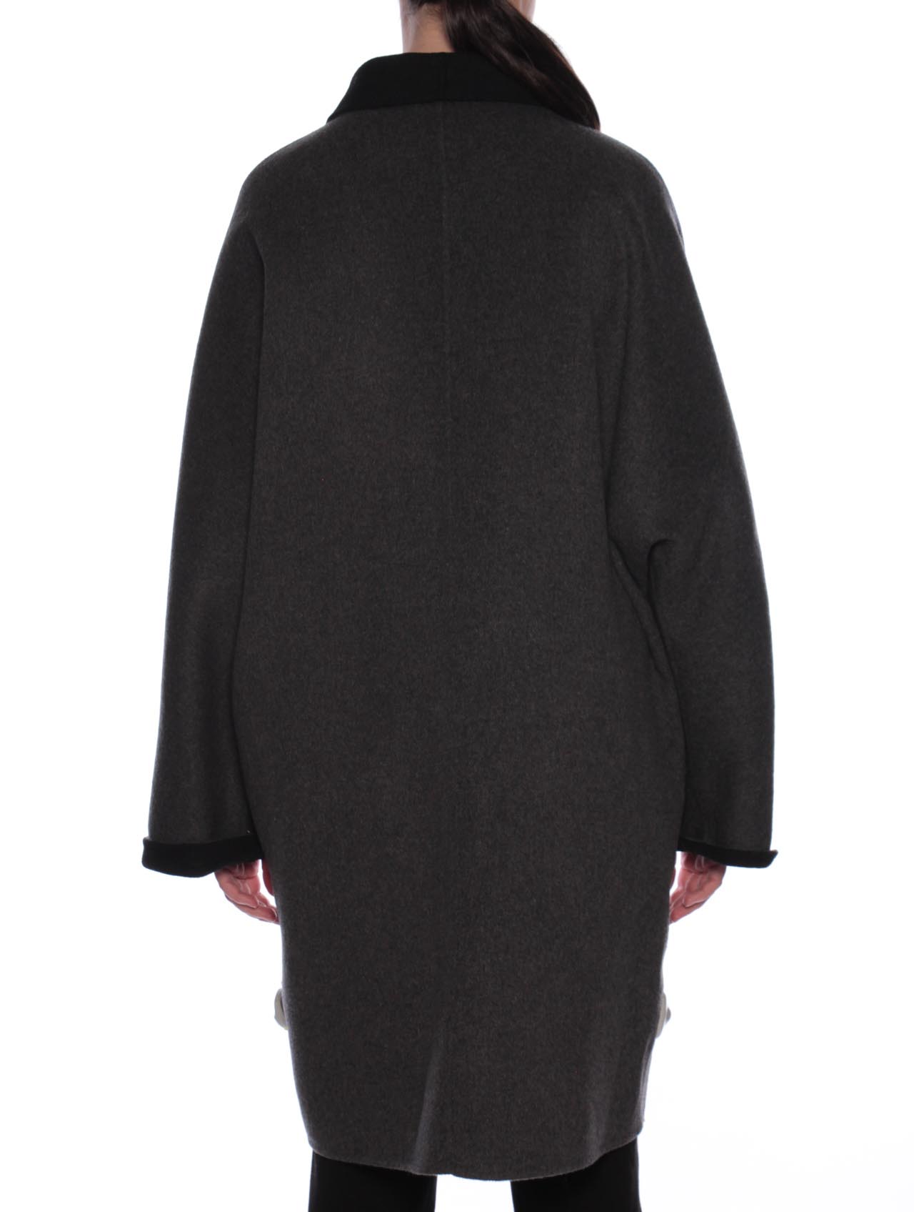 Manila Grace, Cappotto