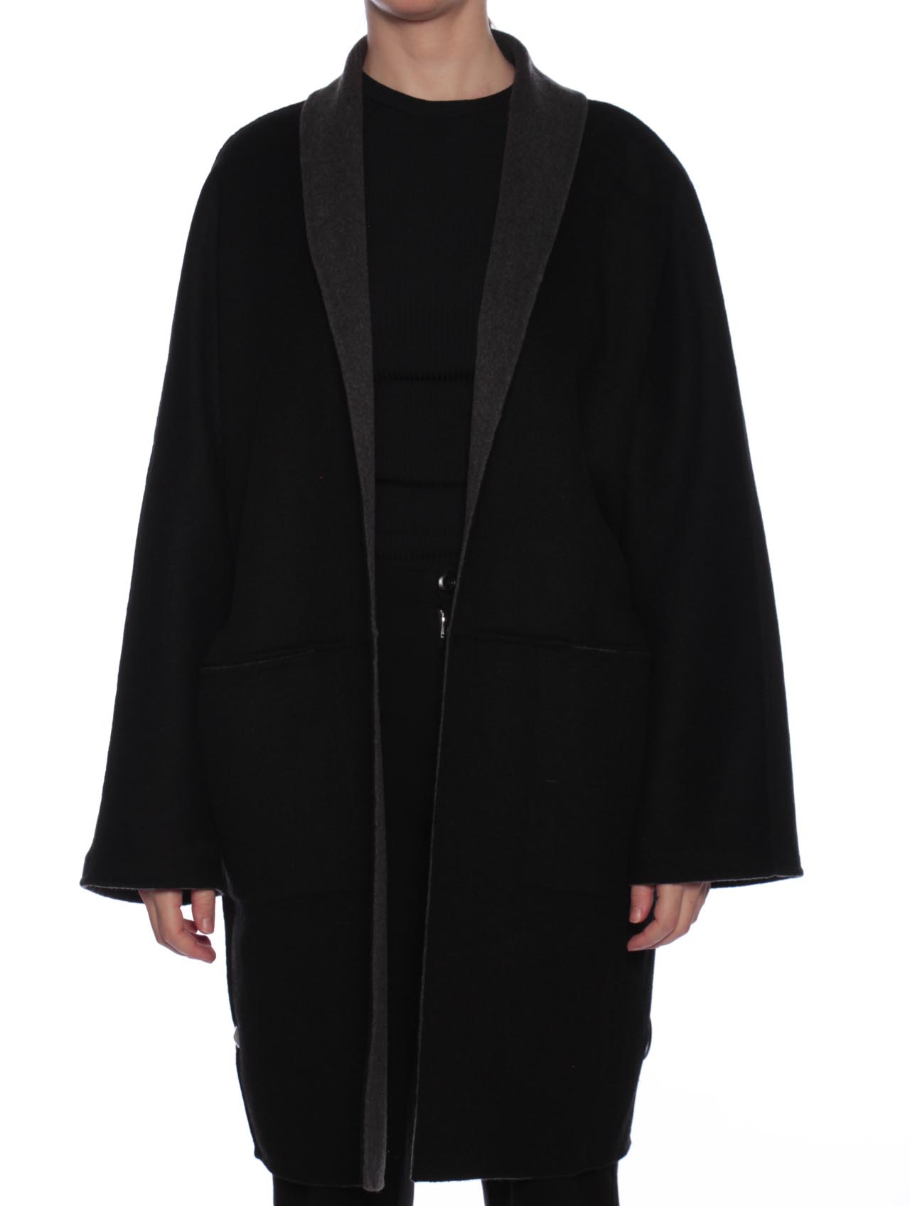 Manila Grace, Cappotto