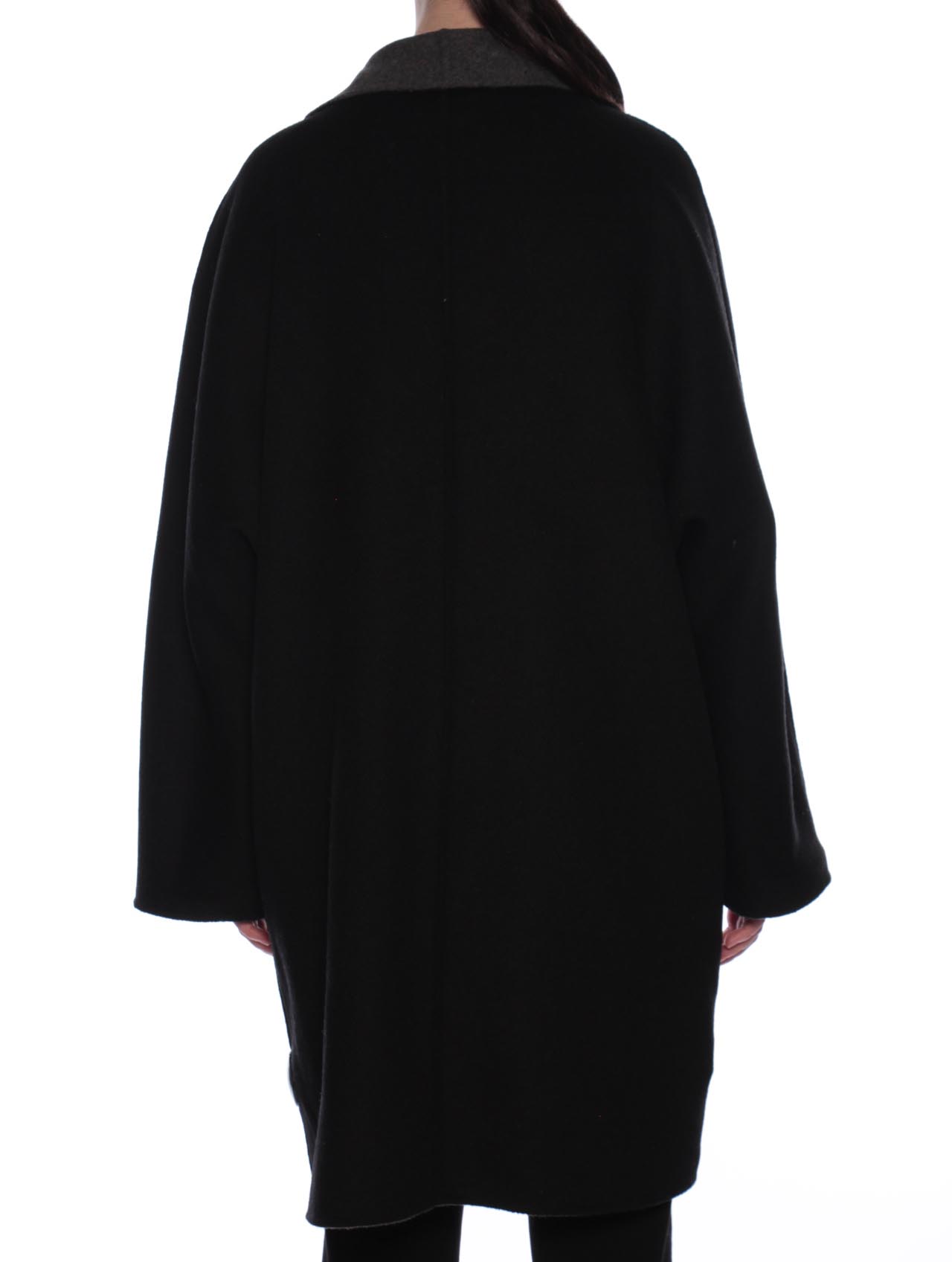 Manila Grace, Cappotto