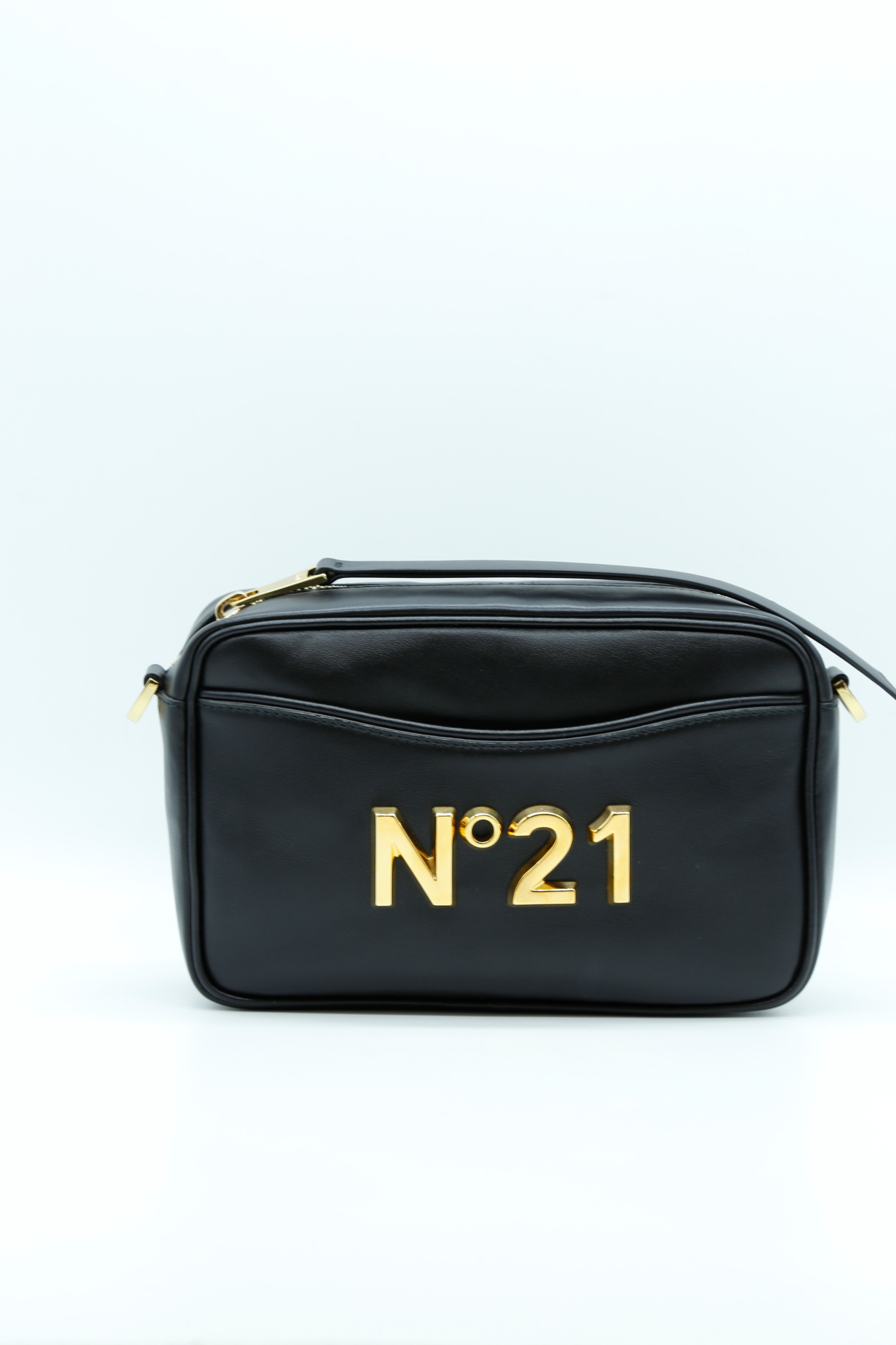 N.21, Borsetta